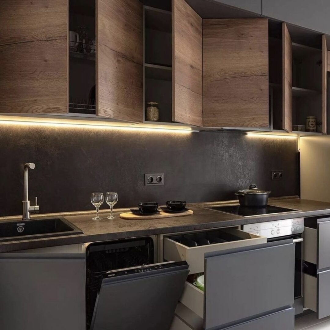 MOBILA LA COMANDA BUCURESTI